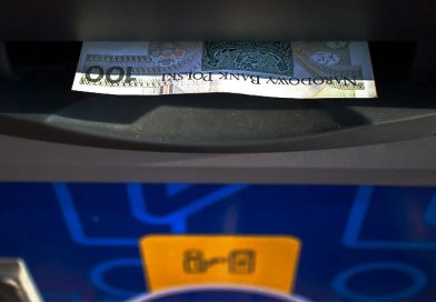 Polacy masowo wypłacają pieniądze z banków